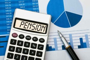 Calcolatrice con scritto "Pension", grafici, penna