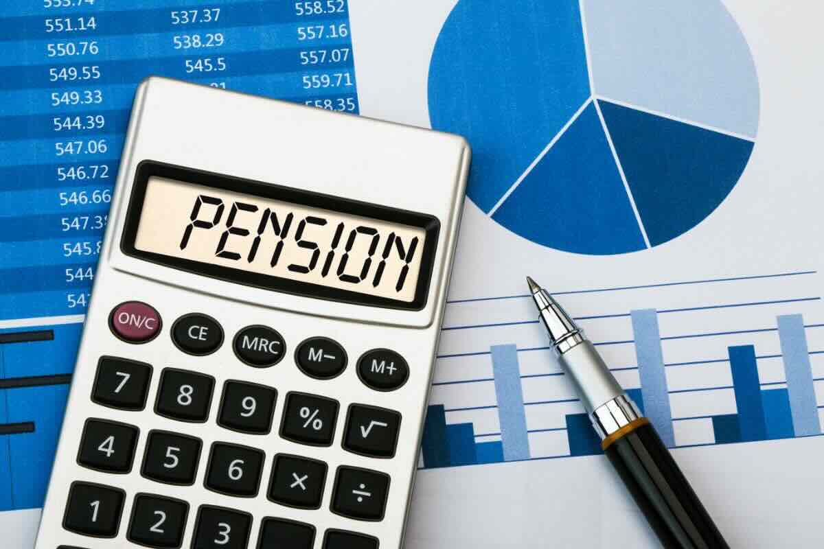 Calcolatrice con scritto "Pension", grafici, penna