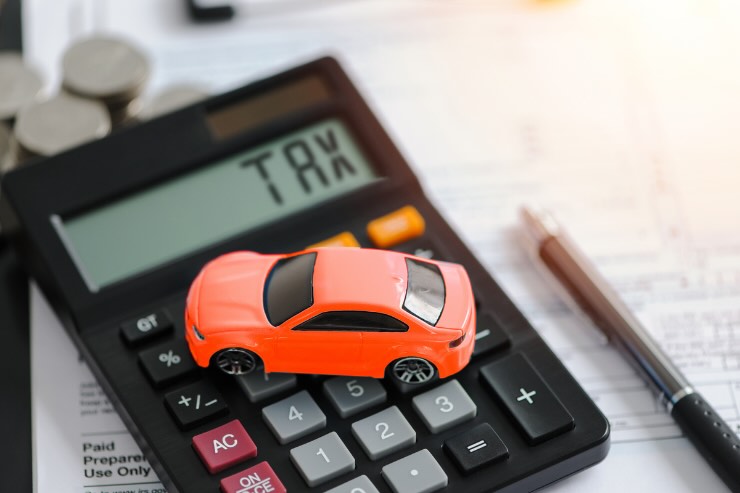 macchina rossa, calcolatrice, matita 