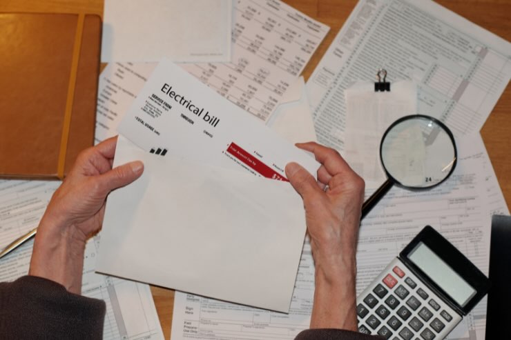 leggere bolletta e sotto fogli sparsi