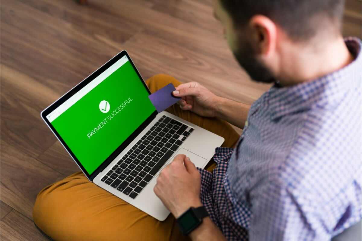 Pagamento schermata verde PC, uomo con carta