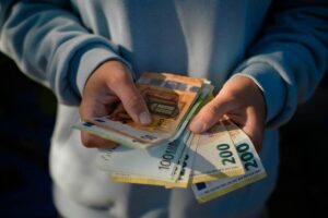 Mani con banconote euro