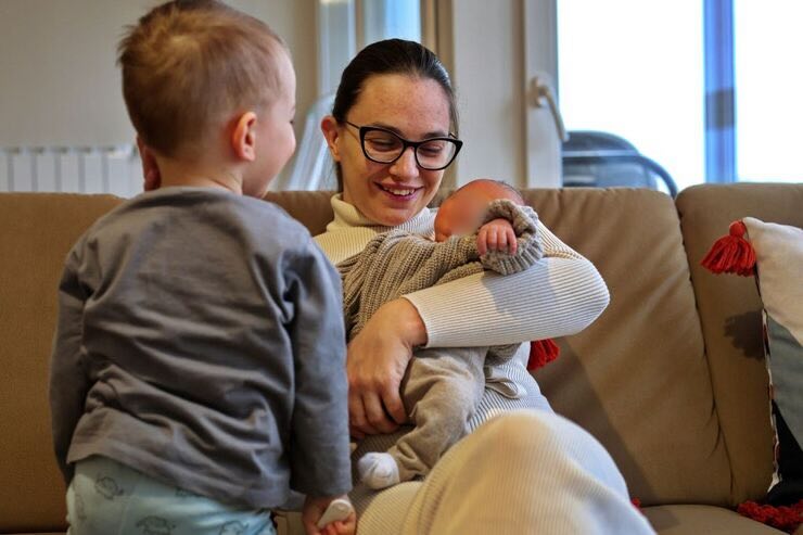 Mamma con neonato, altro bambino 