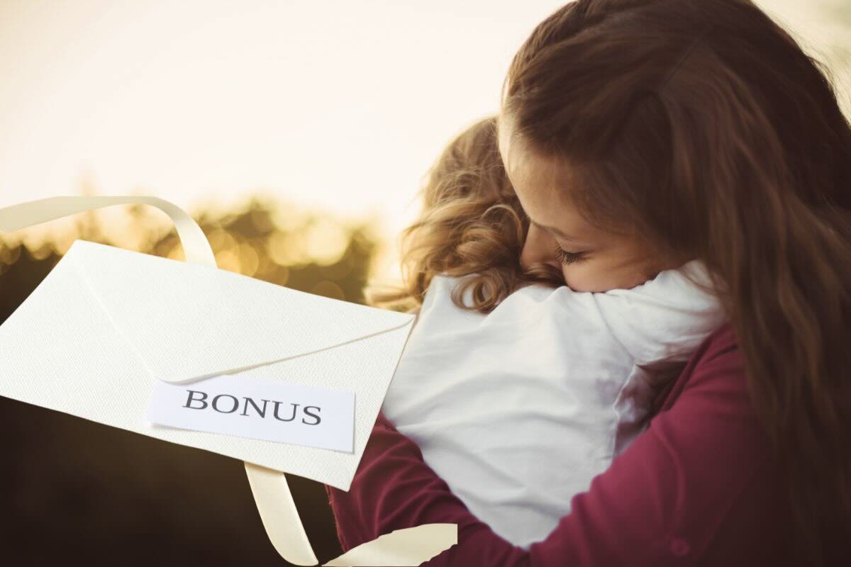 Abbraccio mamma e figlio, busta con scritto bonus