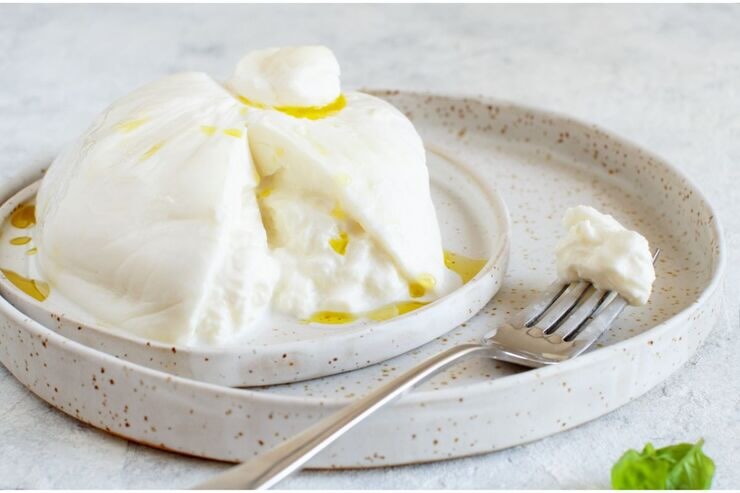 Burrata nel piatto 