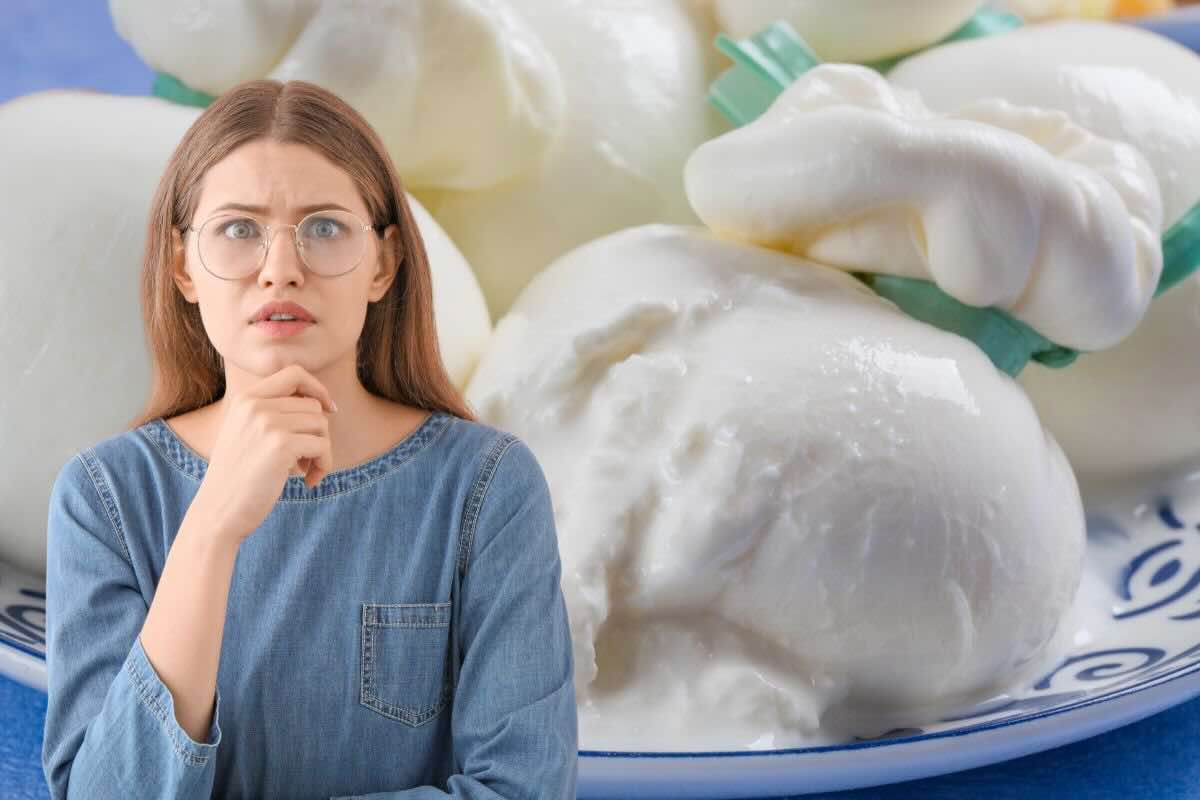 Donna pensierosa, burrata dietro di lei