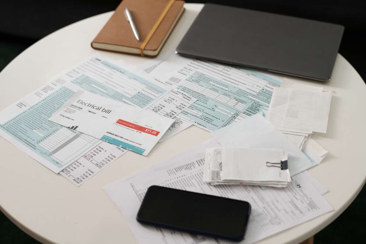 fogli sparsi, agende, penna, smartphone