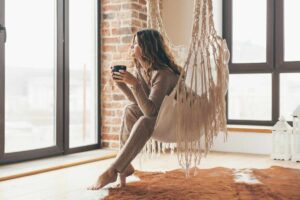 donna su amaca con tisana