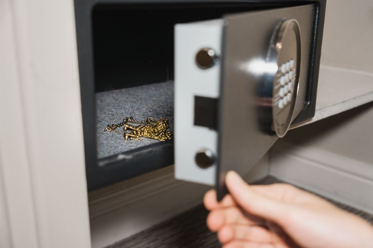 Cassaforte aperta, gioiello oro