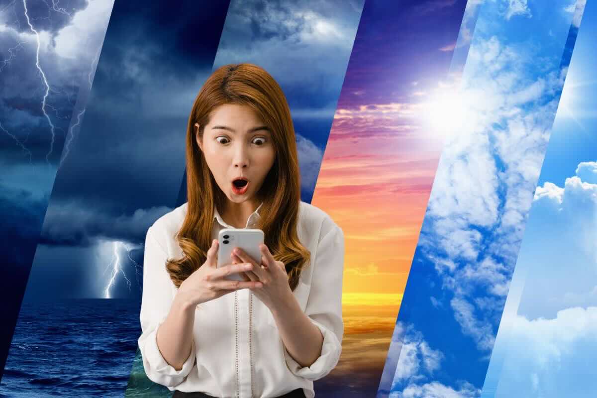 Donna guarda smartphone stupita, varie condizioni climatiche alle sue spalle