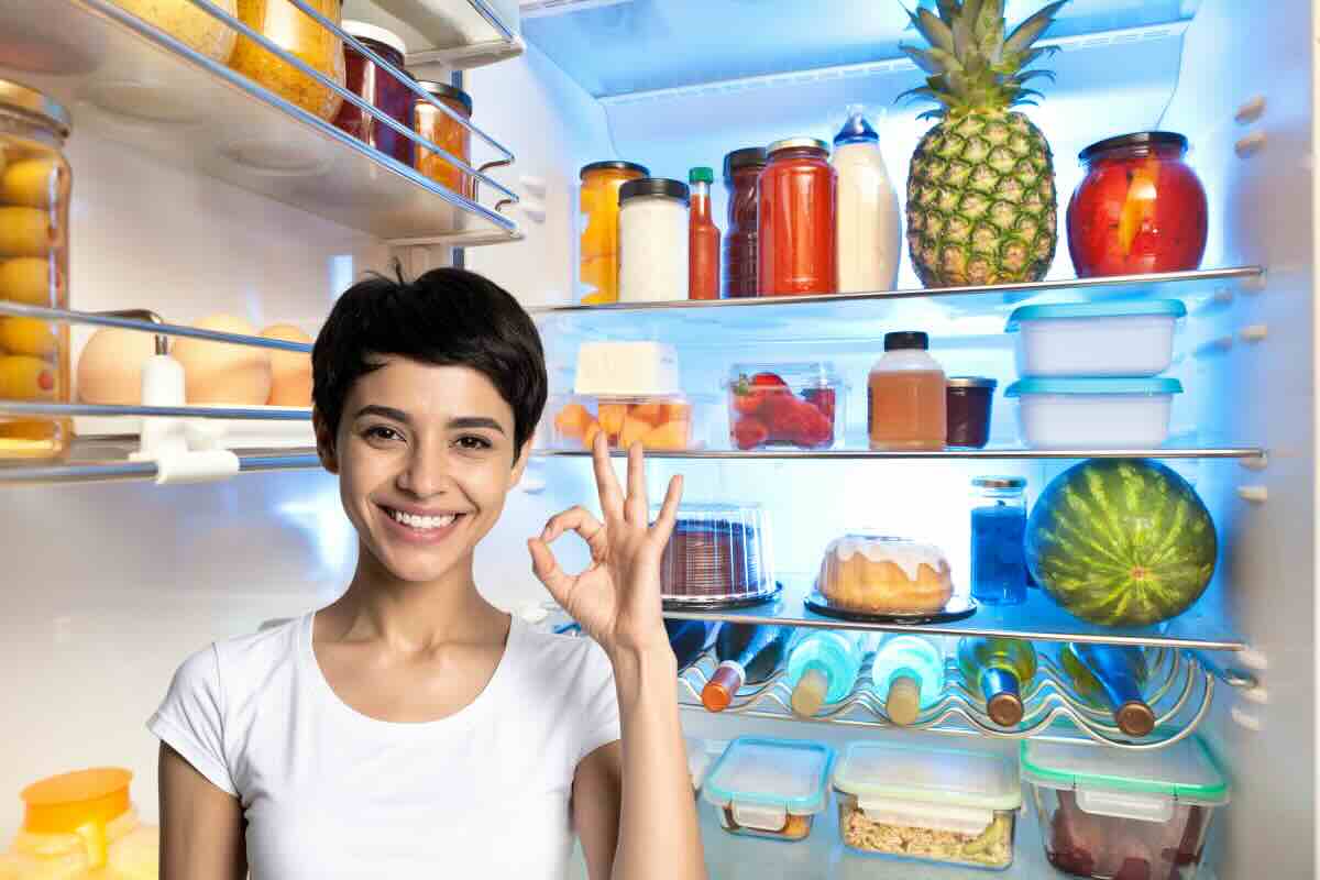 frigorifero e donna sorridente