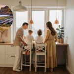 famiglia felice di spalle e Islanda