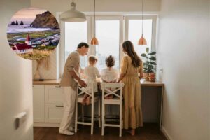 famiglia felice di spalle e Islanda