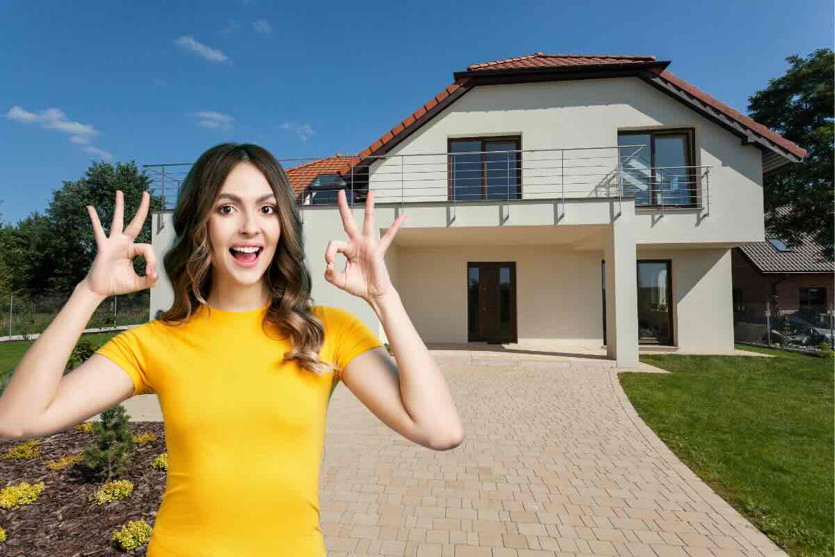 casa dall'esterno e donna felice