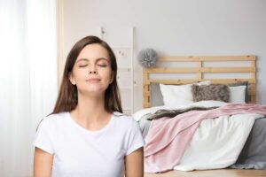 camera da letto e donna che annusa