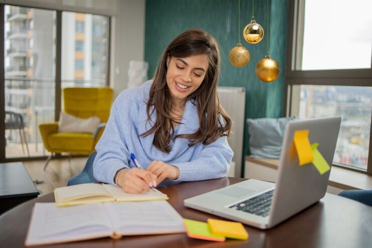 Donna alla scrivania, scrive, PC