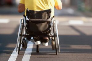 uomo carrozzina da dietro