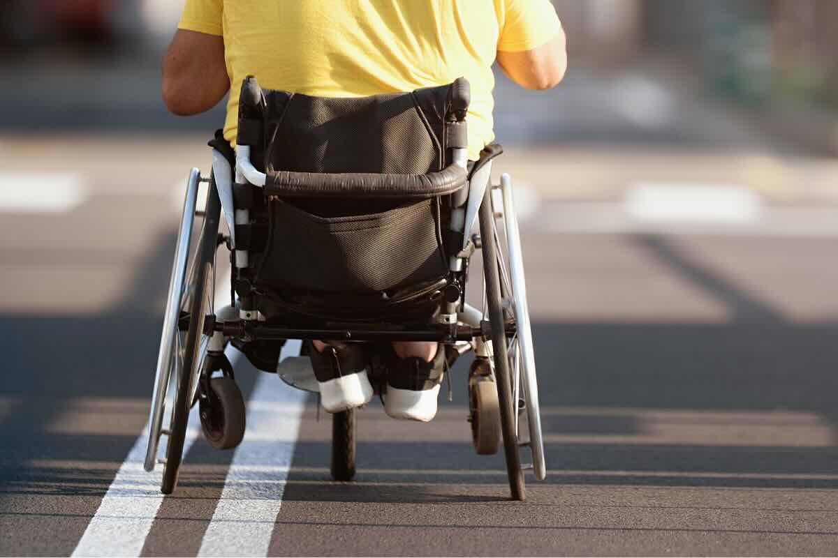 uomo carrozzina da dietro