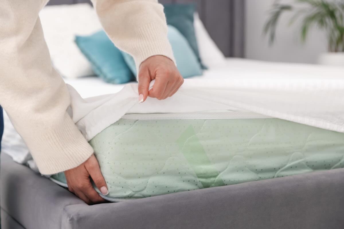 donna che copre materasso