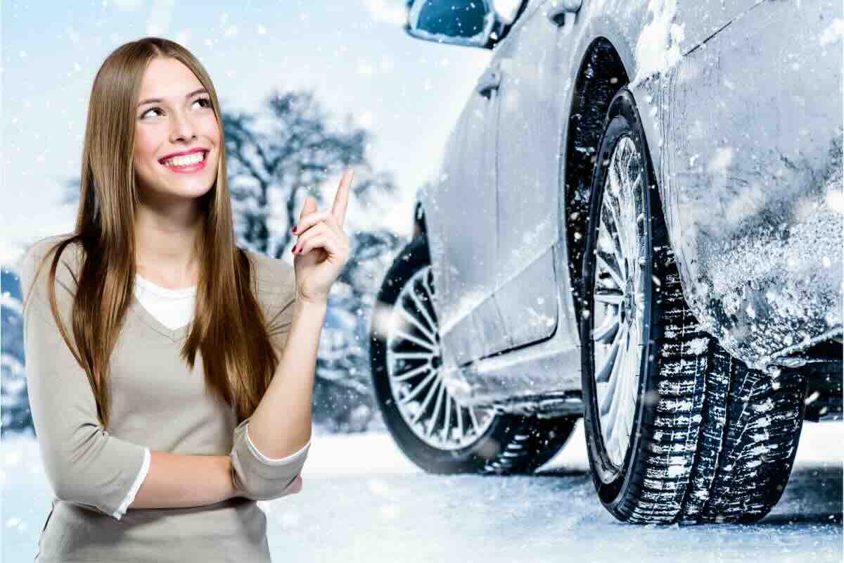 Auto sulla neve, donna con dito alzato