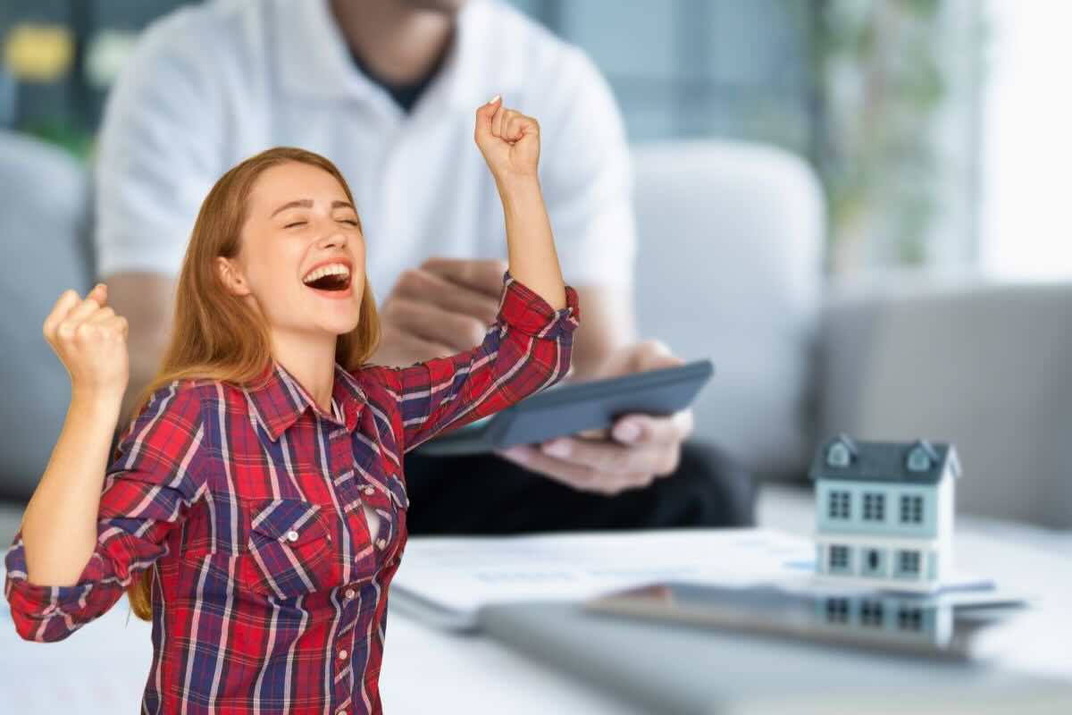 Donna esulta, dietro di lei qualcuno fa un conto alla calcolatrice