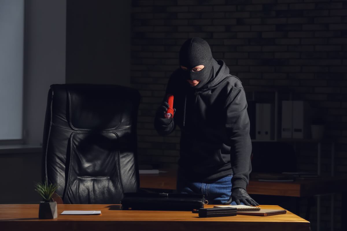 ladro vicino scrivania