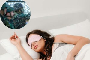 Donna dorme, militari