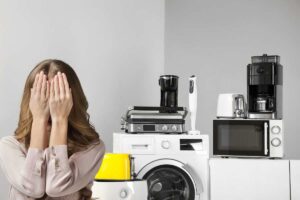 elettrodomestici e donna con mani sugli occhi