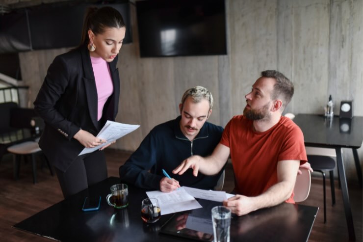 3 persone che discutono