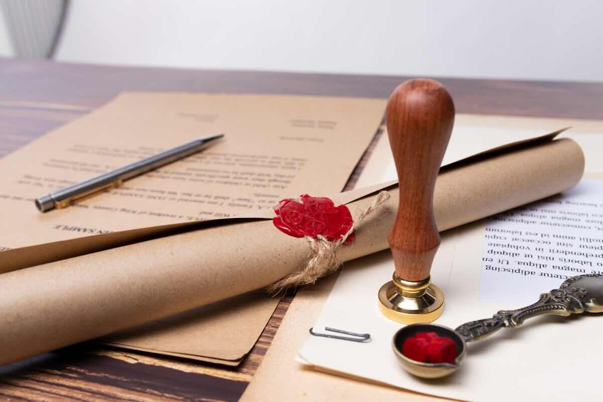 timbro e foglio con sigillo