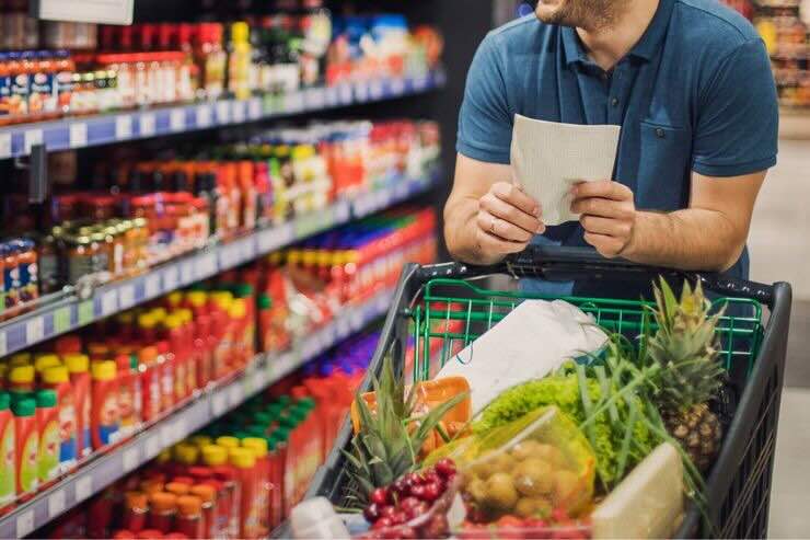 Lista della spesa, carrello in corsia supermercato