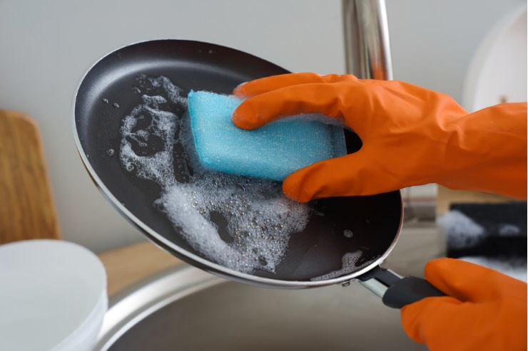 pulire padella con la spugna