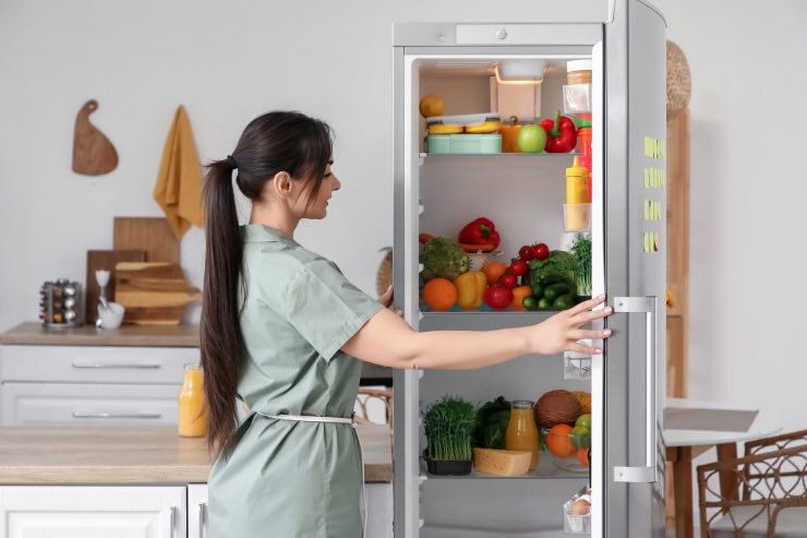 donna che apre frigo