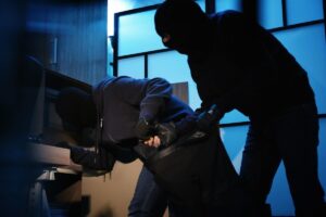 Ladri in casa di notte