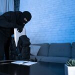 Ladro inserisce laptop in uno zaino