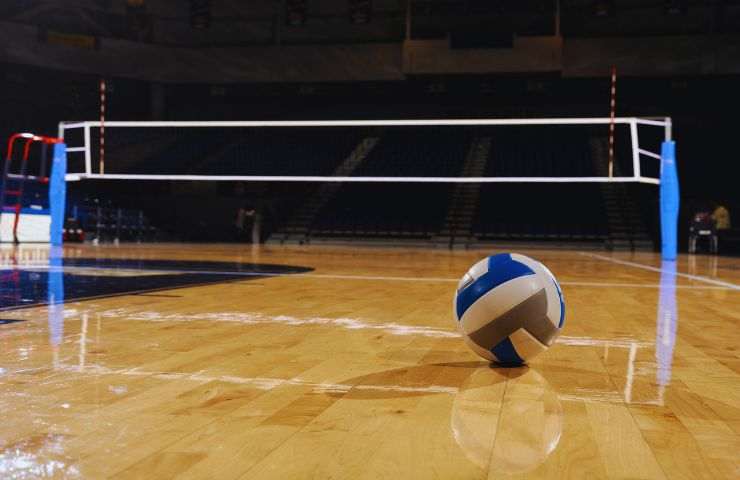 campo pallavolo deserto e palla a terra