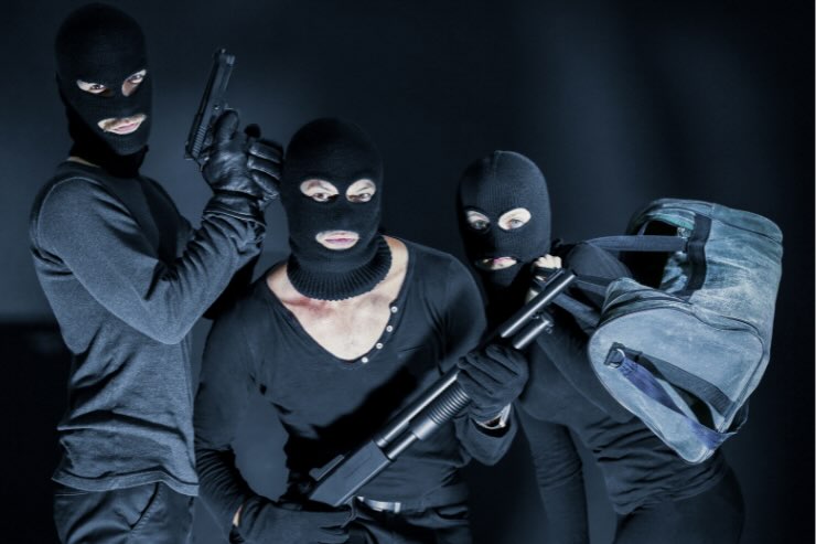 tre ladri vestiti di nero