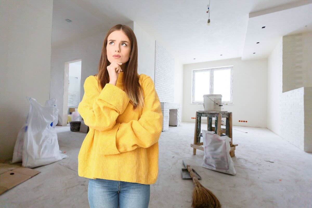 Donna pensierosa, casa cantiere