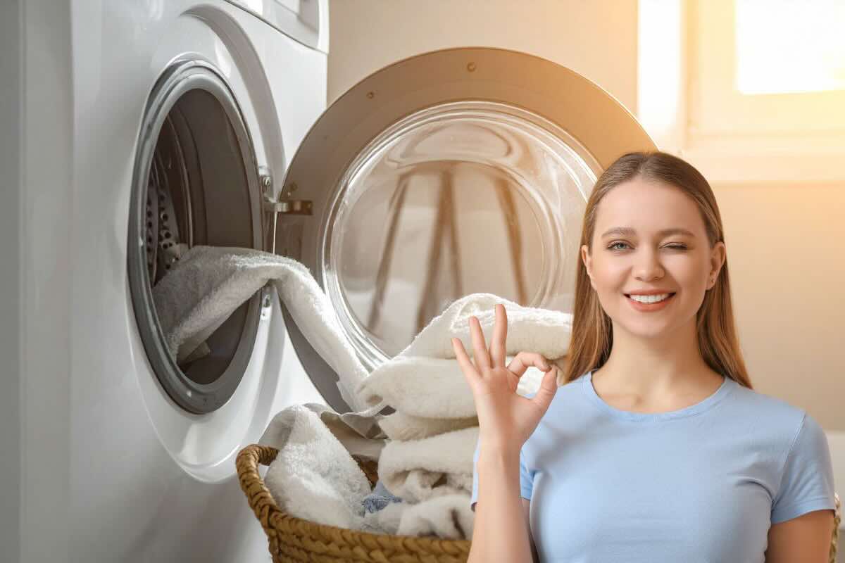 lavatrice e donna che fa ok