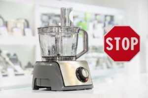 robot da cucina e segnale stop