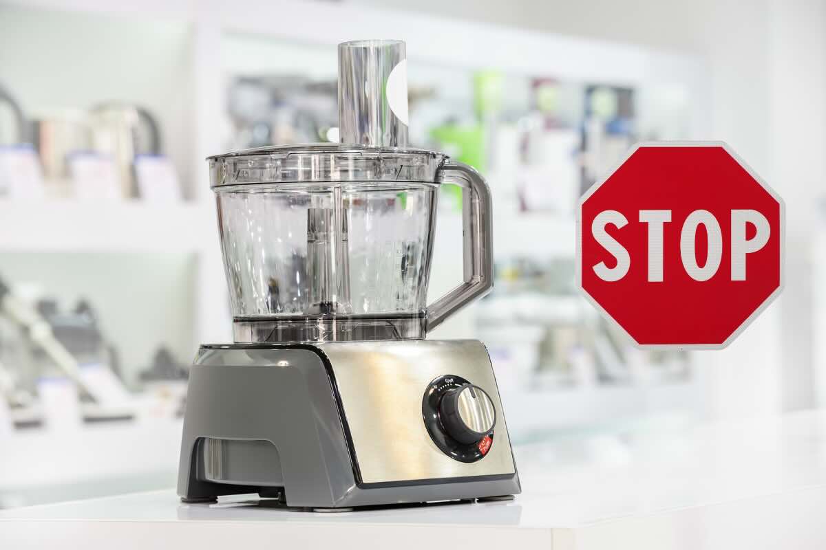 robot da cucina e segnale stop