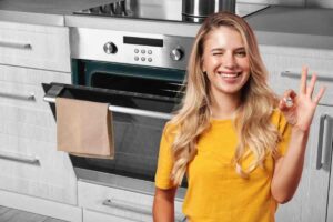 Donna ok, dietro di lei forno