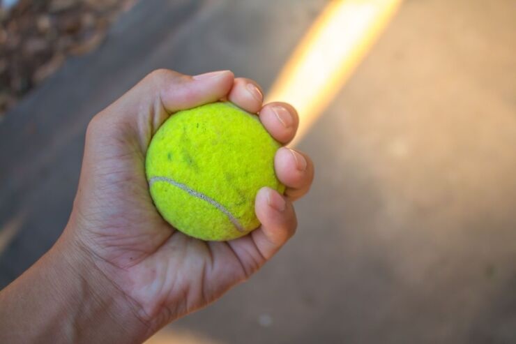 Pallina da tennis in mano