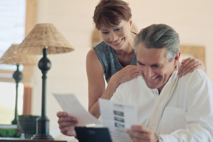 Coppia felice legge documenti