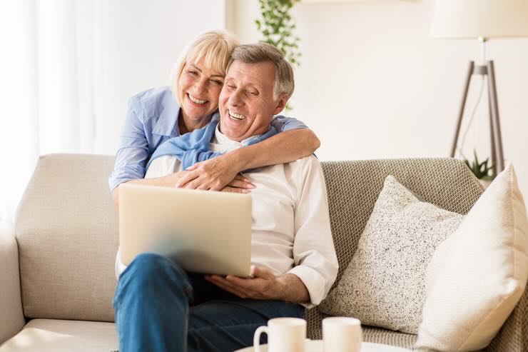 Coppia al PC sorridenti 