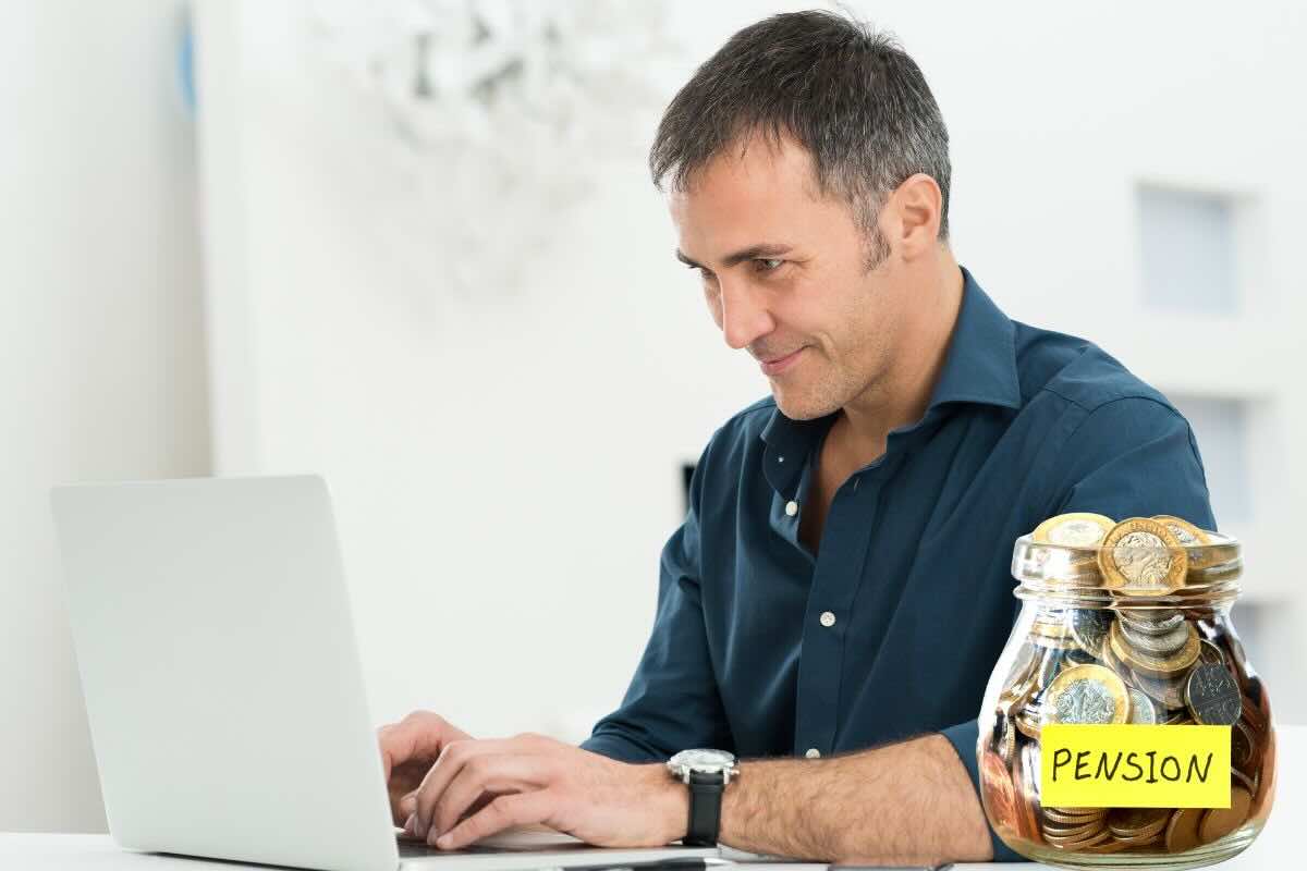 Uomo al PC, barattolo di vetro con monete e scritta "pension"