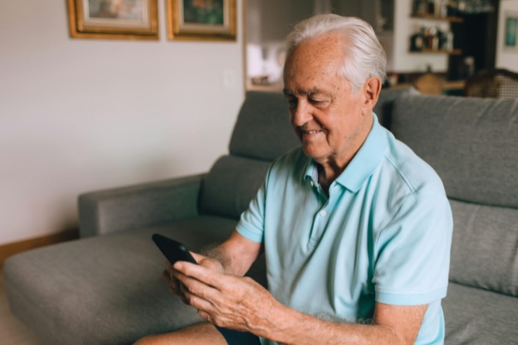 uomo anziano al cellulare