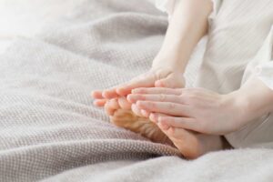 Toccarsi piedi nel letto