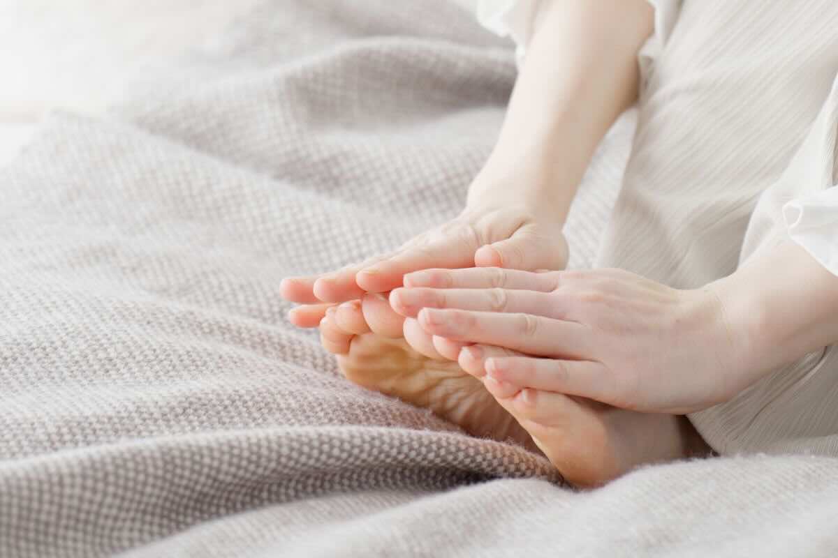 Toccarsi piedi nel letto