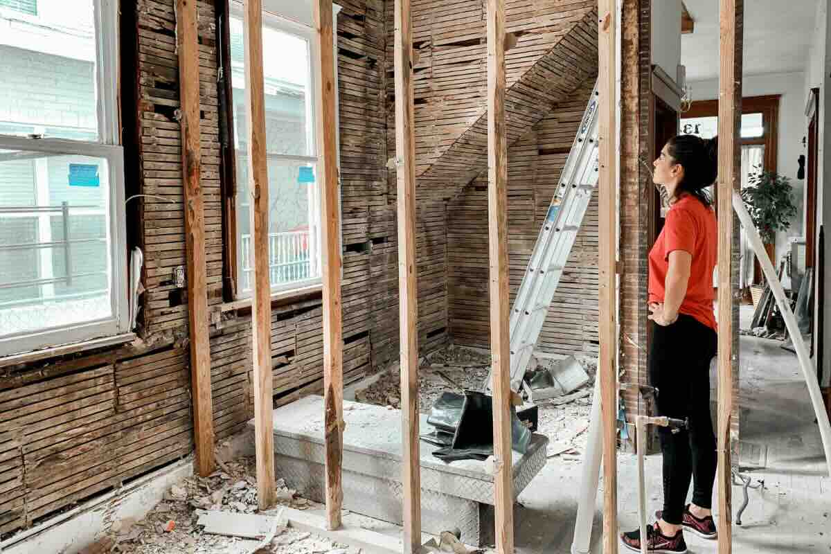 donna che guarda lavori ristrutturazione